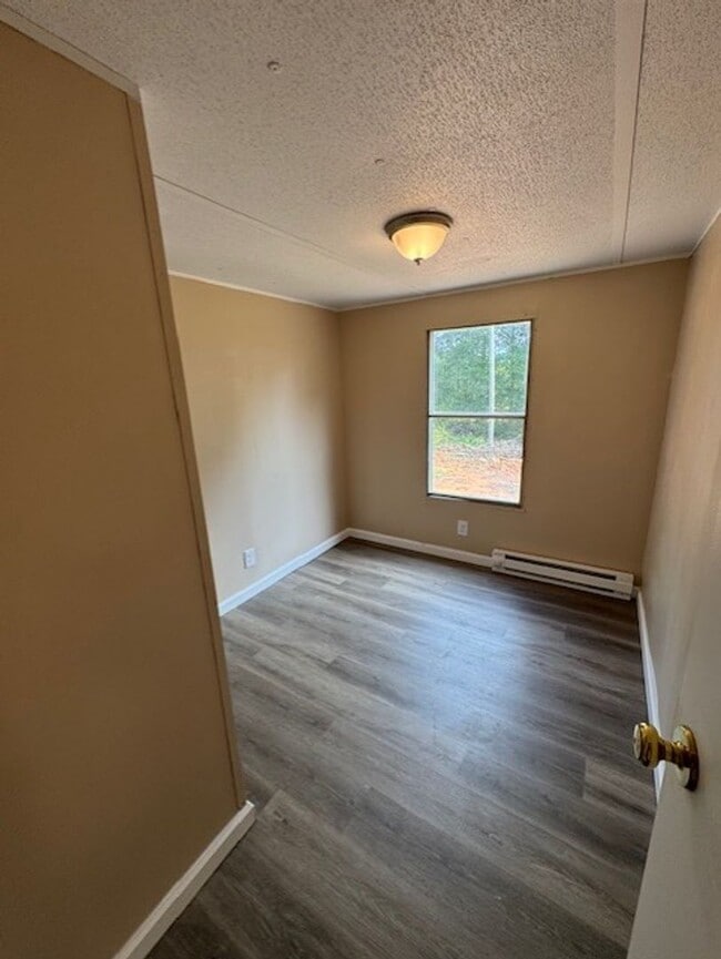 Building Photo - Newly Remodled 3 Bedroom 2 Bath Unit