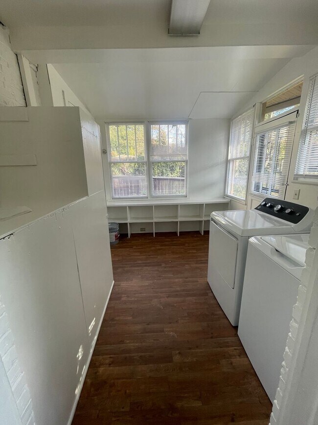 Building Photo - Brick 3 Bedroom Bungalow Available Now!