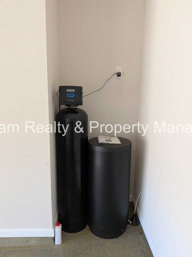 Building Photo - 100 Golden Fern Dr