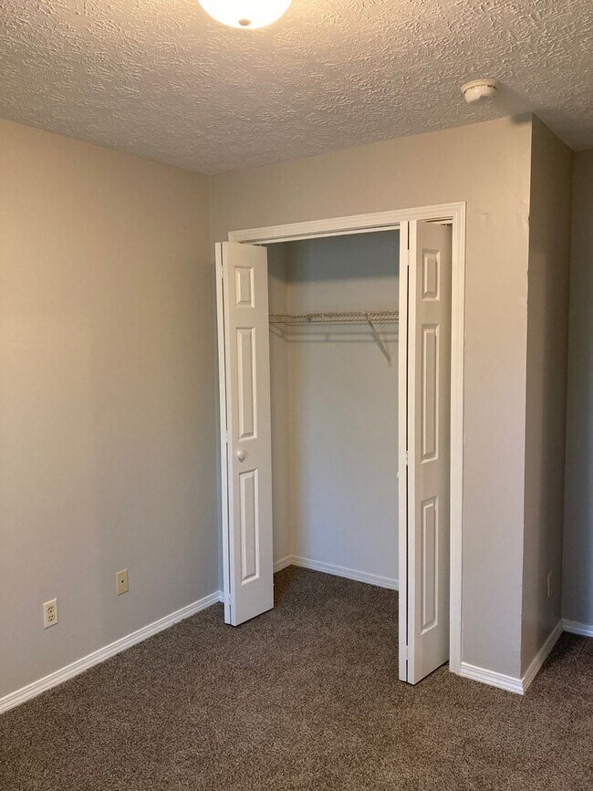 Building Photo - 3 Bedroom, 1.5 bath Home