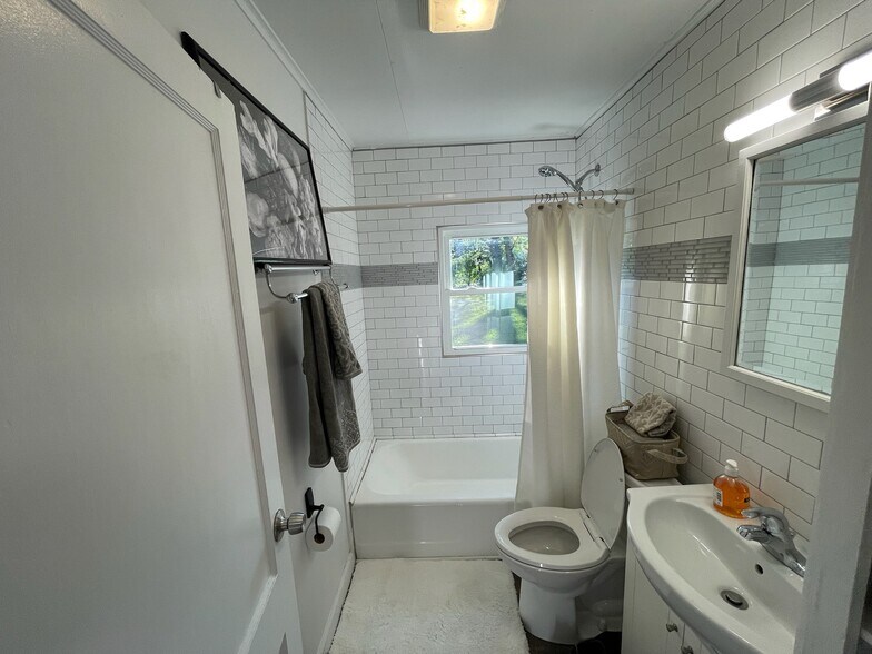 Building Photo - 33240 N Greentree Rd