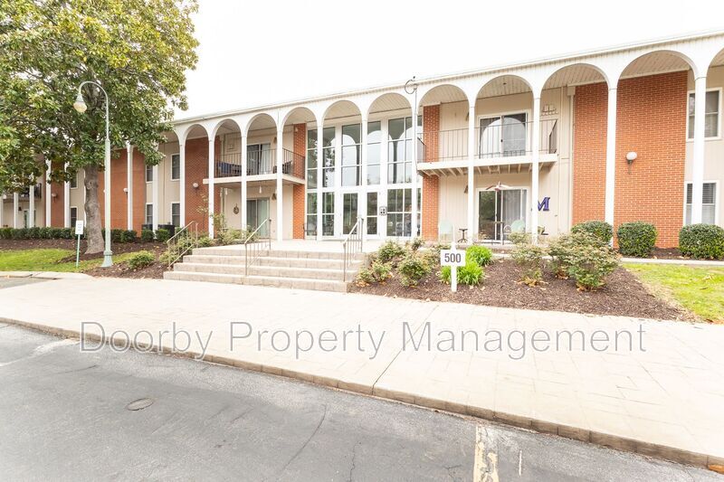 Building Photo - 568 River St