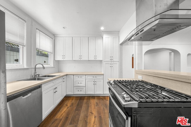 Building Photo - 369 S Virgil Ave