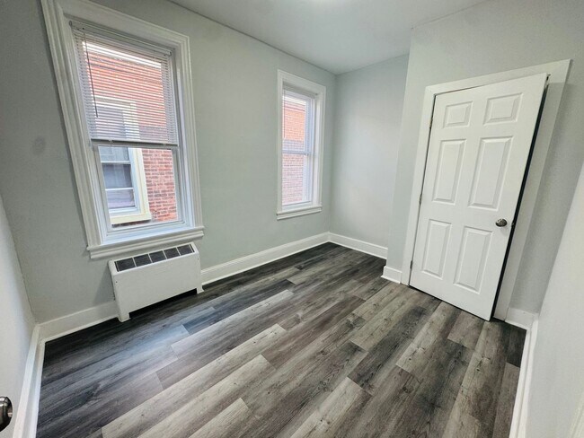 Building Photo - Large 4 bd Remodeled Section 8 Home!! Sect...