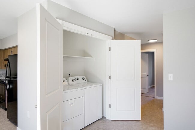 Building Photo - 2Bd/2Ba Upper Level Apartment Unit - Avail...
