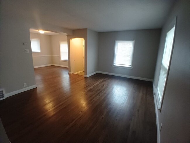 Building Photo - 3 Bedroom Colonial