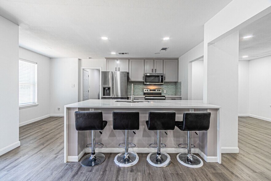 Building Photo - 1805 W Cedar Elm Dr