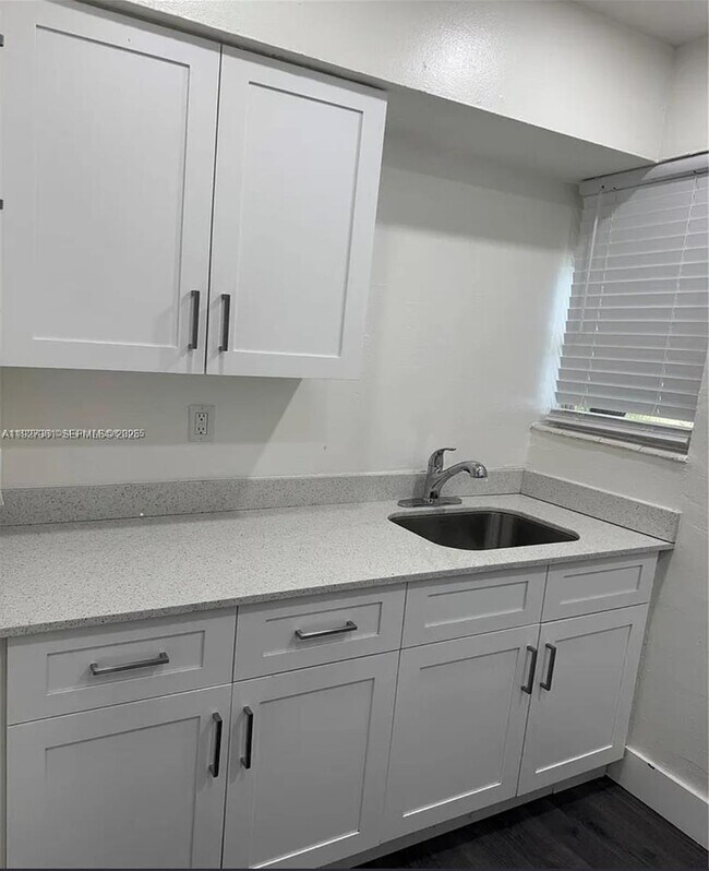 Building Photo - 522 NW 13th Ave