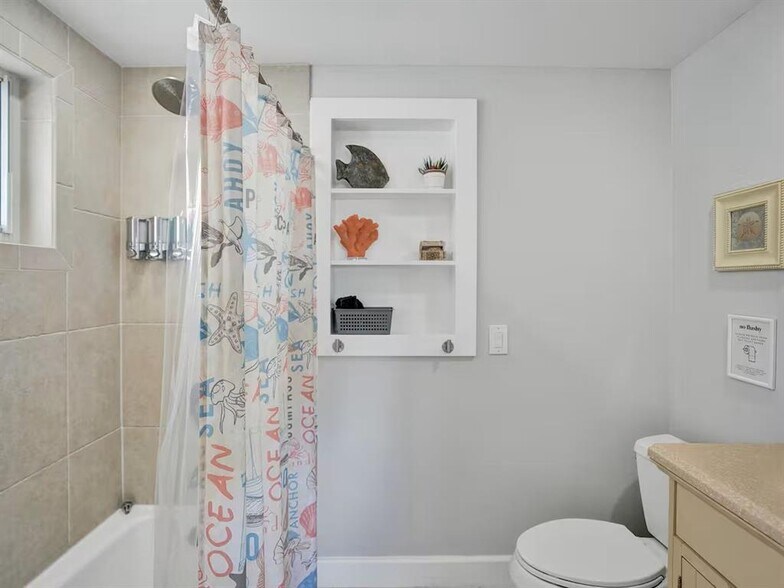 Building Photo - 2525 Gulfstream Ln