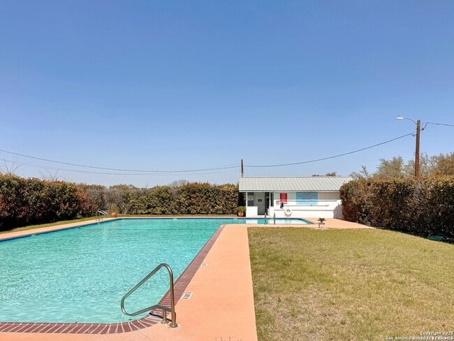 Building Photo - 1150 Green Hill Dr