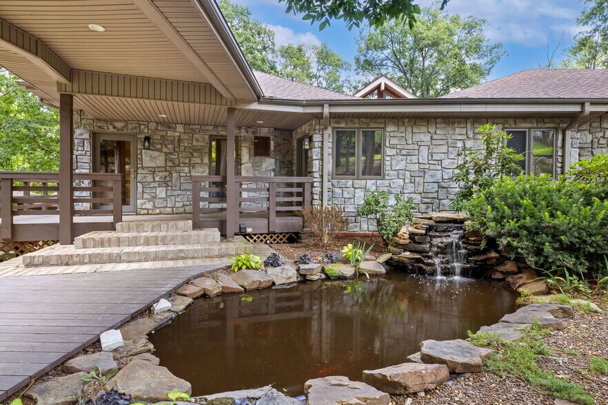 Building Photo - 10 Spring Valley Dr