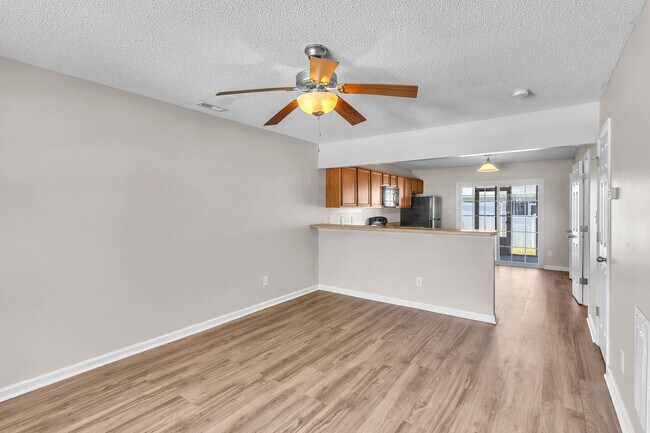 Building Photo - 2 Bed 2.5 Bath Townhome