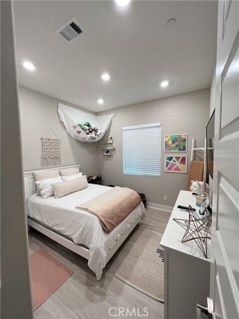 Building Photo - 116 Scale