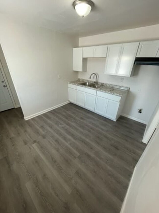 Building Photo - Updated 3BD/1BA