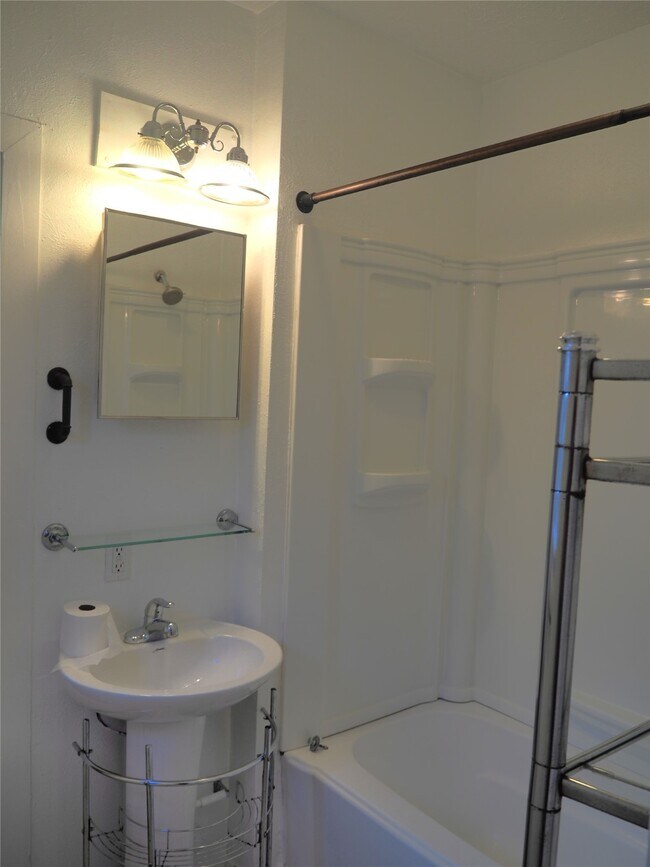 Building Photo - 3409 La Branch St