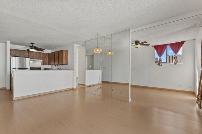 Building Photo - Corner 1BR in Waikiki - Diamond Head Views, All Utilities Included