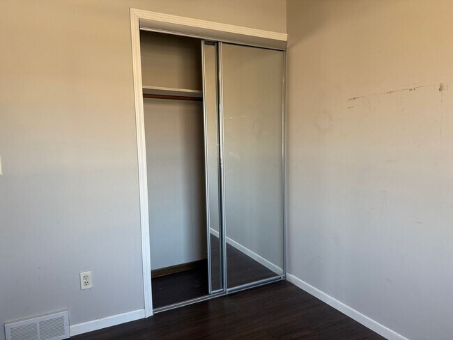 Building Photo - Low Maintenance Living - 2 Bedroom 2 Bathr...