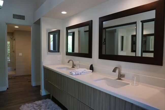 Building Photo - Newly Remodeled, Furnished 3 bed / 2.5 bat...