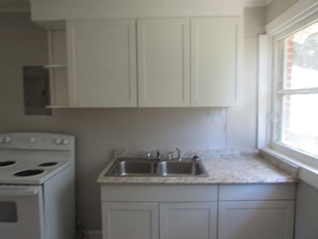 Building Photo - 223 Highland Ave