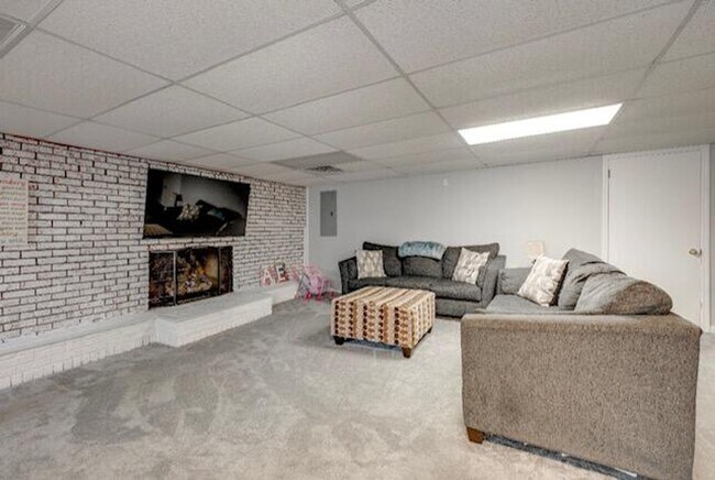 Building Photo - BEAUTIFUL 3 bedroom Lookout Valley home!