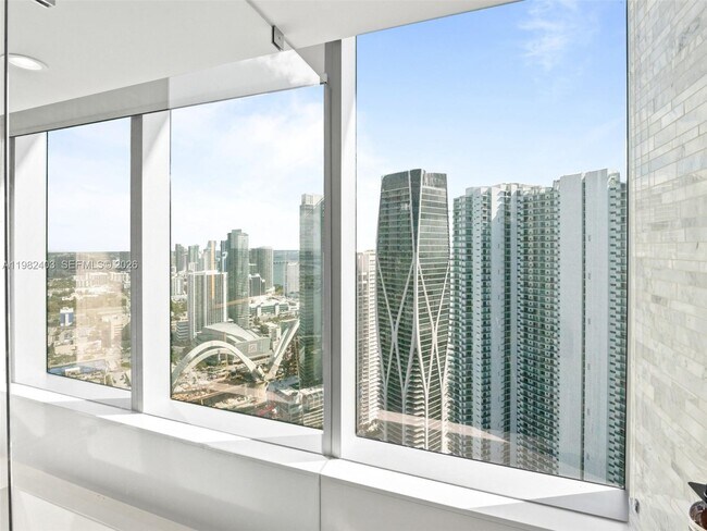 Building Photo - 851 NE 1st Ave