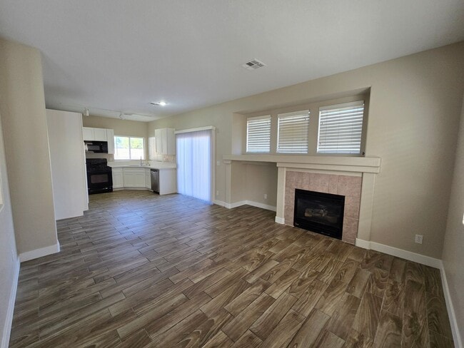 Building Photo - A Fabulous 5 Bedroom Home with 1 Bedroom and 3/4 Bathroom downstairs