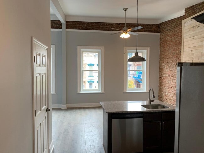 Building Photo - 293 Lark St