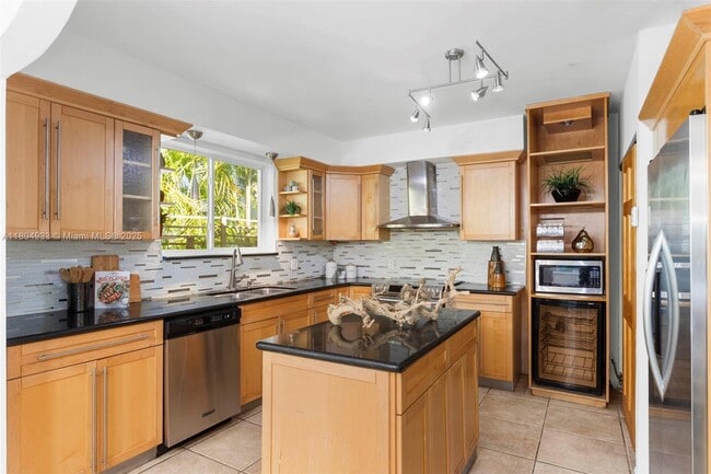 Building Photo - 6140 Pine Tree Dr