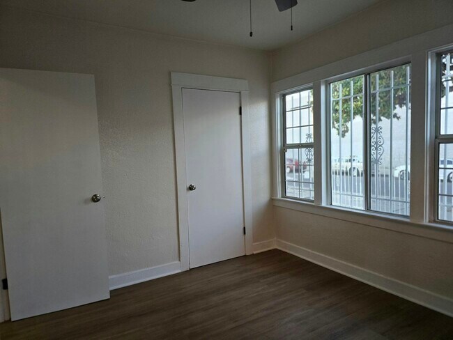 Building Photo - 916 W 59th Pl