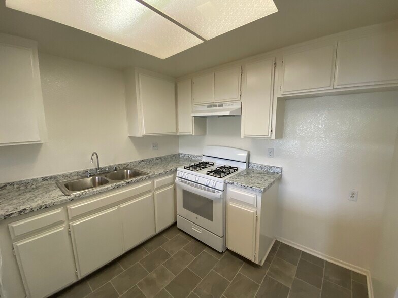 Building Photo - 14020 Yukon Ave