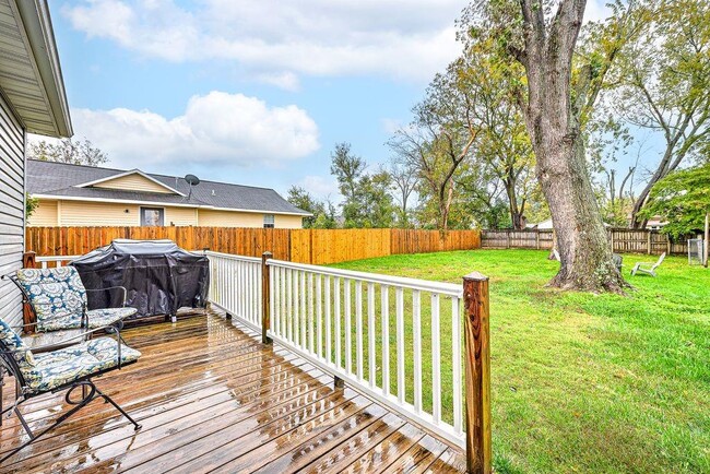 Building Photo - 983 N Main St