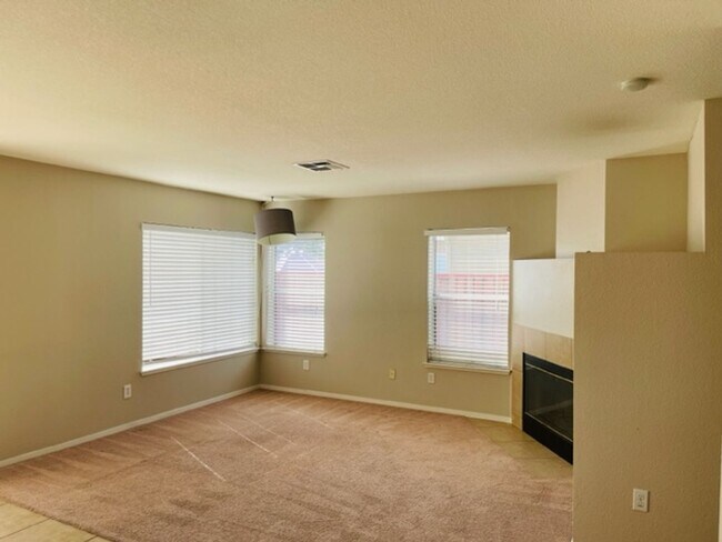 Building Photo - Close to freeway and shopping