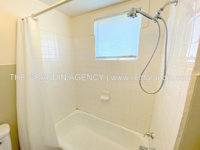 Building Photo - 909 13th St SE