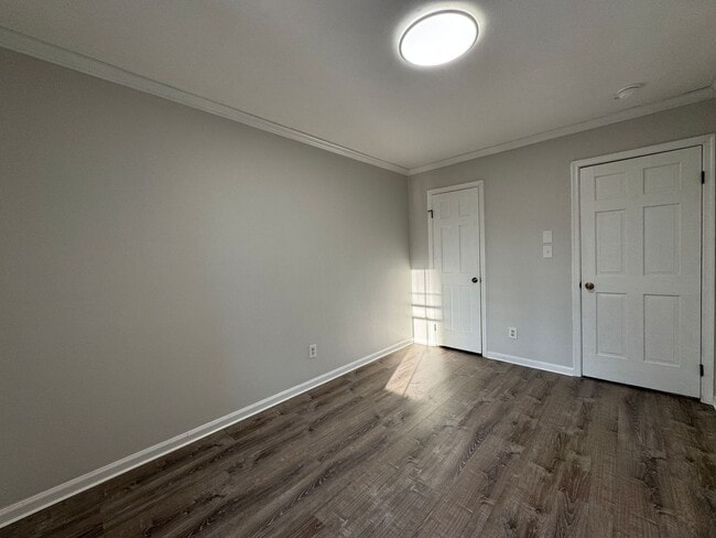 Building Photo - Charming, end-unit brick townhome! *ASK ABOUT OF ZERO DEPOSIT*