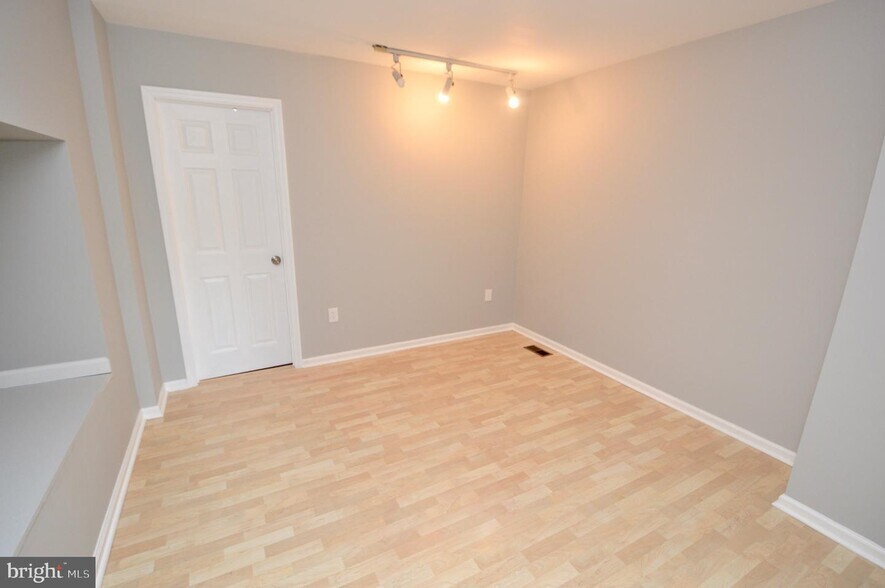 Building Photo - 340 Woodlake Dr