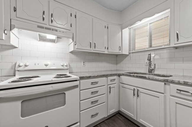 Building Photo - Updated Two Bedroom near Downtown Smithfie...