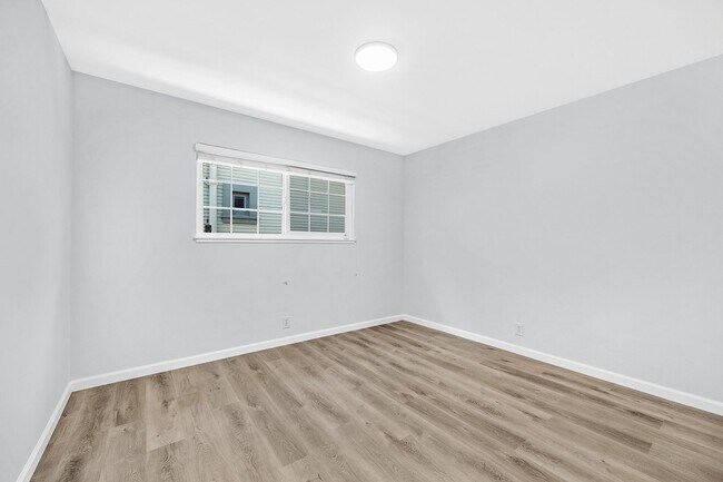 Building Photo - 3042 Maple Ave