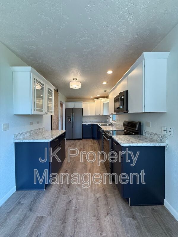 Building Photo - 105 Riverview Dr W