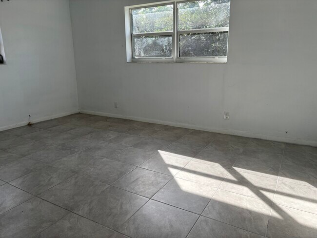 Building Photo - 5904 SW 27th St