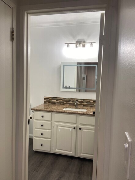 Building Photo - 923 E 21st St