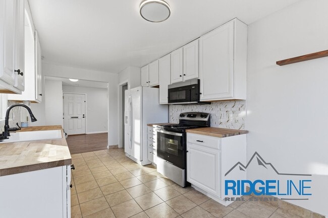 Building Photo - Immaculately Cared for Remodeled East End home