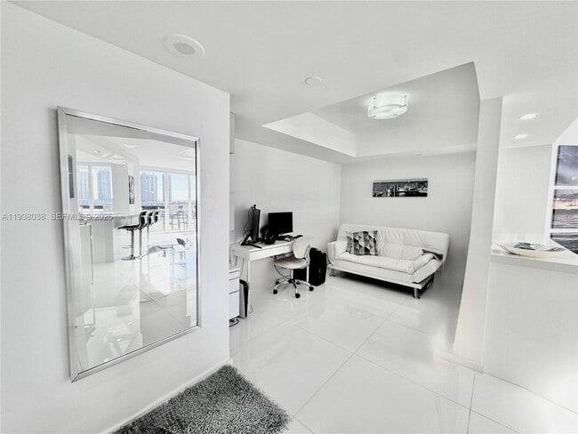 Building Photo - 3600 Mystic Pointe Dr