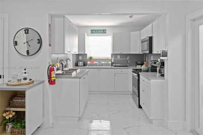 Building Photo - 1310 SW 76th Ave