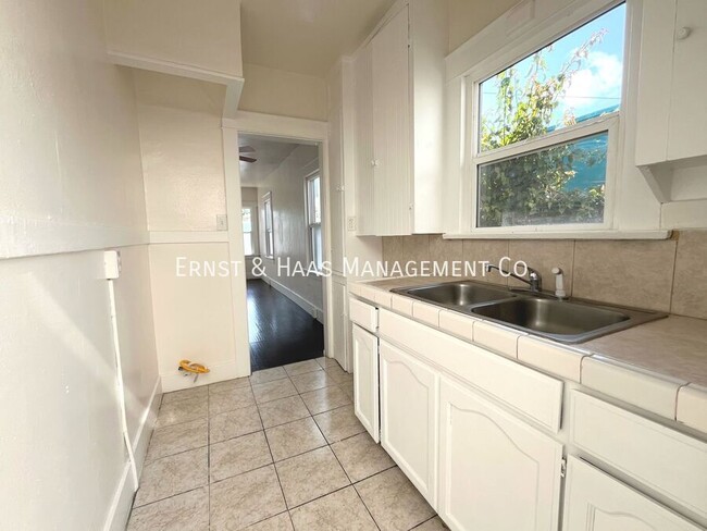 Building Photo - Wonderful Studio Apartment Near Downtown L...