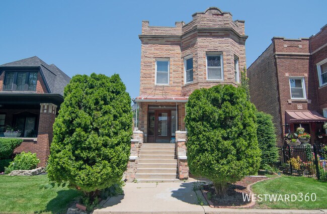 Primary Photo - 4018 W Oakdale Ave