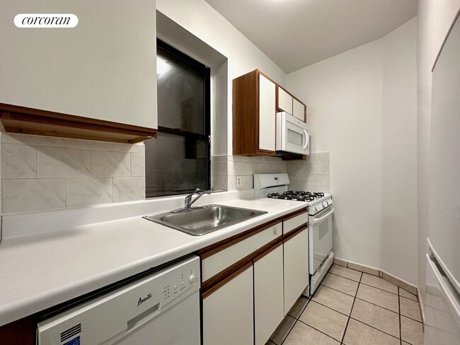 Building Photo - 206 St Nicholas Ave
