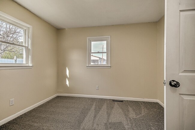 Building Photo - 214 Taylor Ave