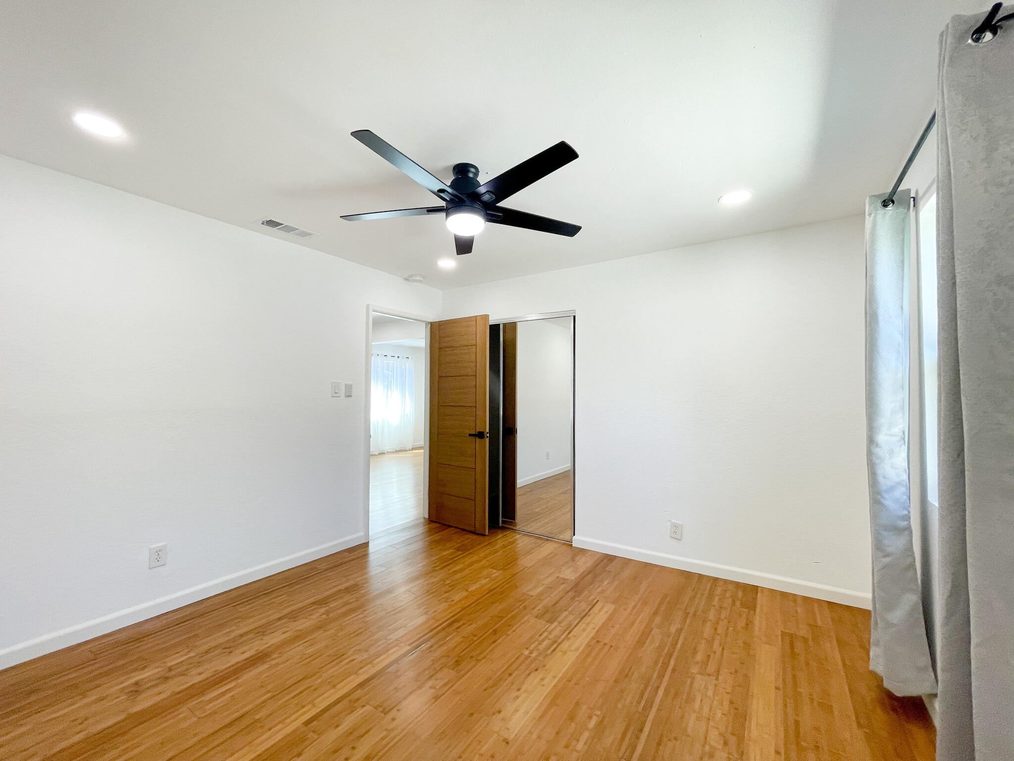 Building Photo - 958 Camulos St