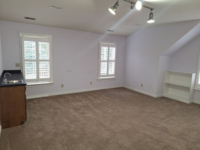 Building Photo - 5 bedroom/2.5 bathroom- Ford's Colony