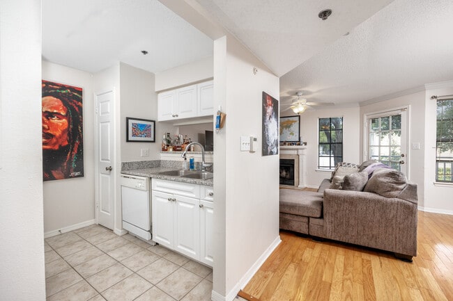 Building Photo - 1000 W Horatio St